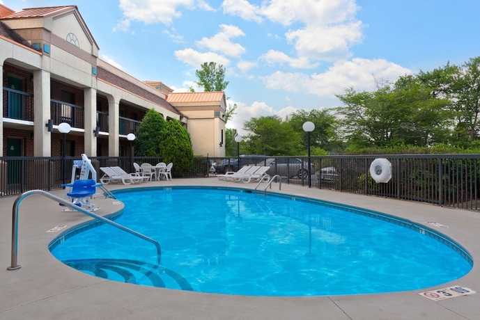 Imagen de la piscina del Hotel Super 8 By Wyndham Huntersville/charlotte Area. Foto 15