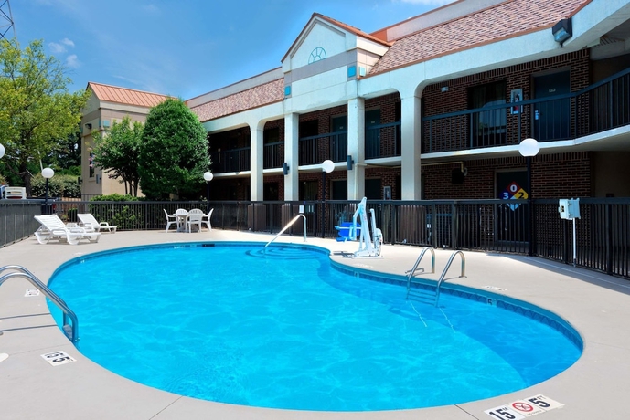 Imagen de la piscina del Hotel Super 8 By Wyndham Huntersville/charlotte Area. Foto 16