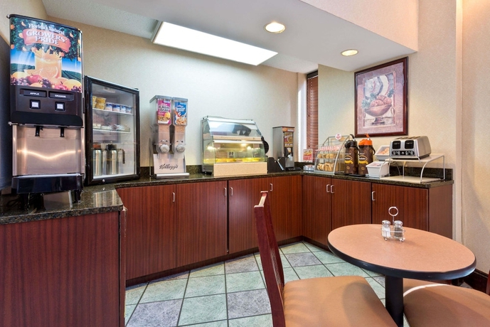 Imagen del bar/restaurante del Hotel Super 8 By Wyndham Huntersville/charlotte Area. Foto 3