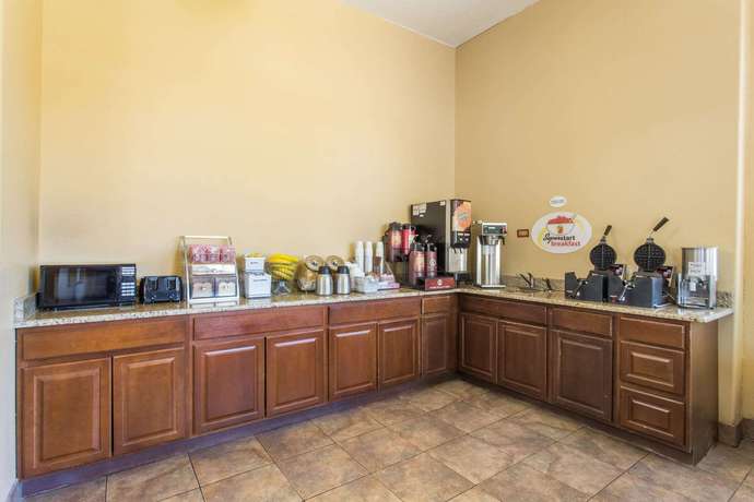 Imagen del bar/restaurante del Hotel Super 8 By Wyndham Hurricane Zion National Park. Foto 3