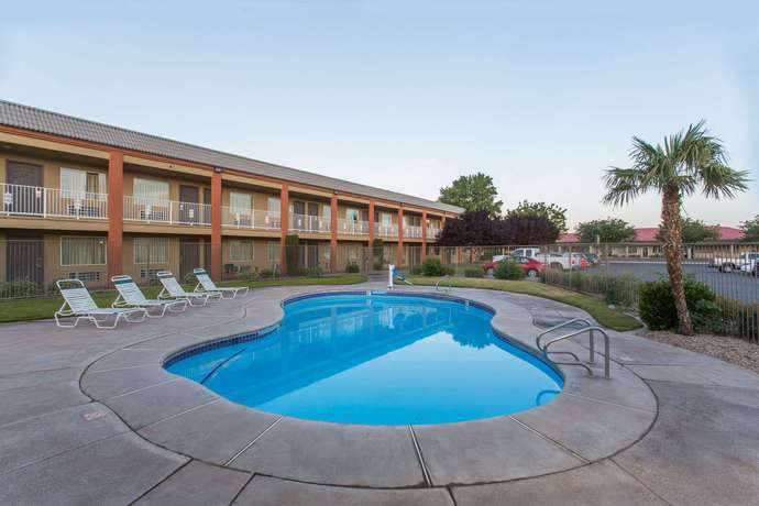 Imagen de la piscina del Hotel Super 8 By Wyndham Hurricane Zion National Park. Foto 8