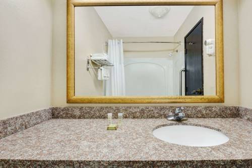 Imagen de la habitación del Hotel Super 8 By Wyndham Hutchinson. Foto 3