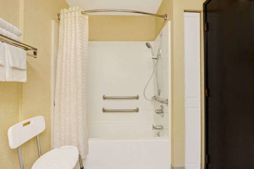 Imagen de la habitación del Hotel Super 8 By Wyndham Hutchinson. Foto 4