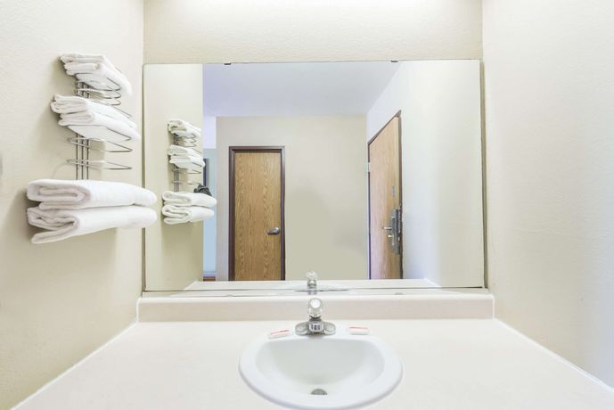 Imagen de la habitación del Hotel Super 8 By Wyndham Independence. Foto 4