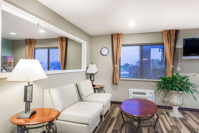 Imagen de los interiores del Hotel Super 8 By Wyndham Independence. Foto 15