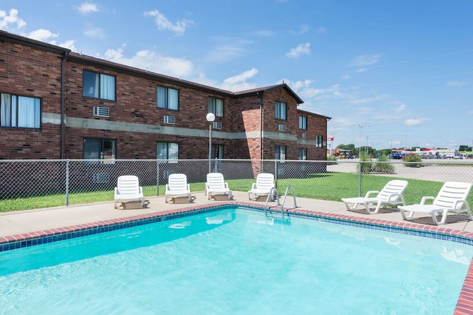 Imagen de la piscina del Hotel Super 8 By Wyndham Independence. Foto 19