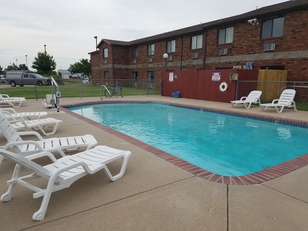 Imagen de la piscina del Hotel Super 8 By Wyndham Independence. Foto 20