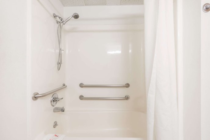 Imagen de la habitación del Hotel Super 8 By Wyndham Independence. Foto 12