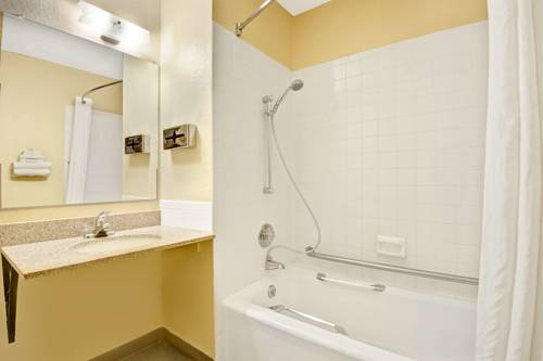 Imagen de la habitación del Hotel Super 8 By Wyndham Independence Kansas City. Foto 4