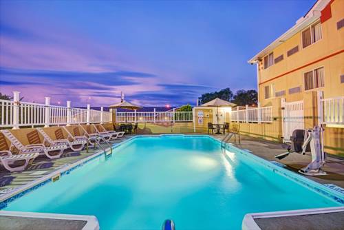Imagen de la piscina del Hotel Super 8 By Wyndham Independence Kansas City. Foto 12