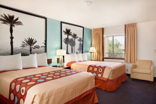 Imagen de la habitación del Hotel Super 8 By Wyndham Indio. Foto 12