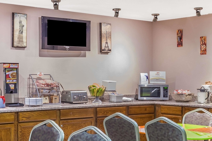 Imagen de los interiores del Hotel Super 8 By Wyndham Irving Dfw Airport/south. Foto 14