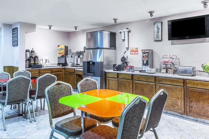Imagen del bar/restaurante del Hotel Super 8 By Wyndham Irving Dfw Airport/south. Foto 2