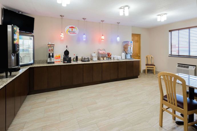 Imagen de los interiores del Hotel Super 8 By Wyndham Janesville. Foto 15