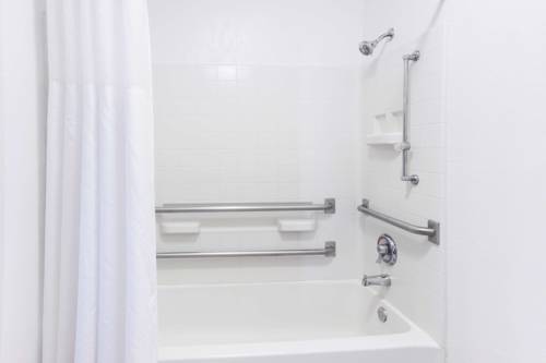 Imagen de la habitación del Hotel Super 8 By Wyndham Joliet I-55 N/chicago. Foto 6