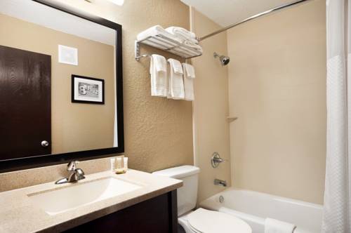 Imagen de la habitación del Hotel Super 8 By Wyndham Joplin. Foto 10