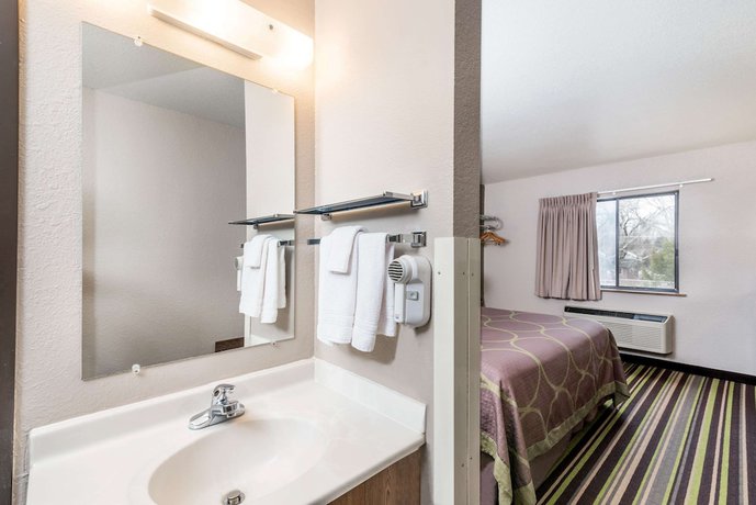 Imagen de la habitación del Hotel Super 8 By Wyndham Kalispell Glacier National Park. Foto 8