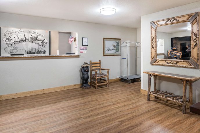 Imagen de los interiores del Hotel Super 8 By Wyndham Kalispell Glacier National Park. Foto 19