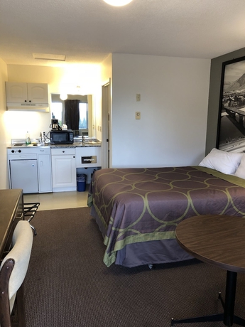 Imagen de la habitación del Hotel Super 8 By Wyndham Kamloops East. Foto 11