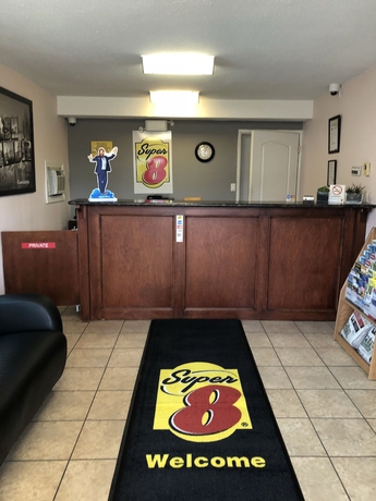 Imagen de los interiores del Hotel Super 8 By Wyndham Kamloops East. Foto 18
