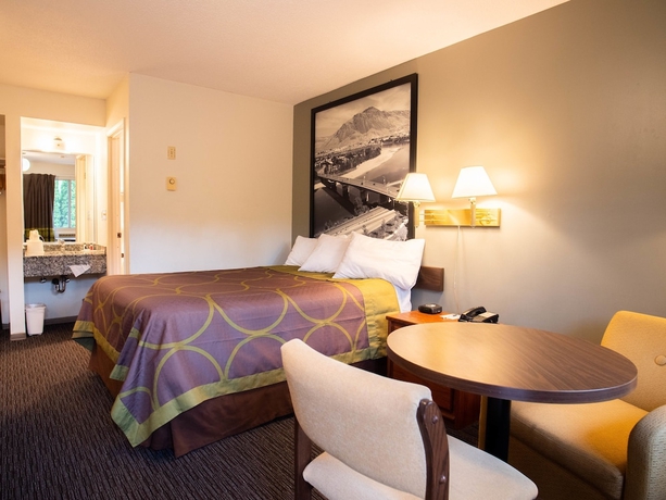 Imagen de la habitación del Hotel Super 8 By Wyndham Kamloops East. Foto 16