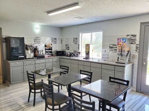 Imagen del bar/restaurante del Hotel Super 8 By Wyndham Kansas City Airport North. Foto 5