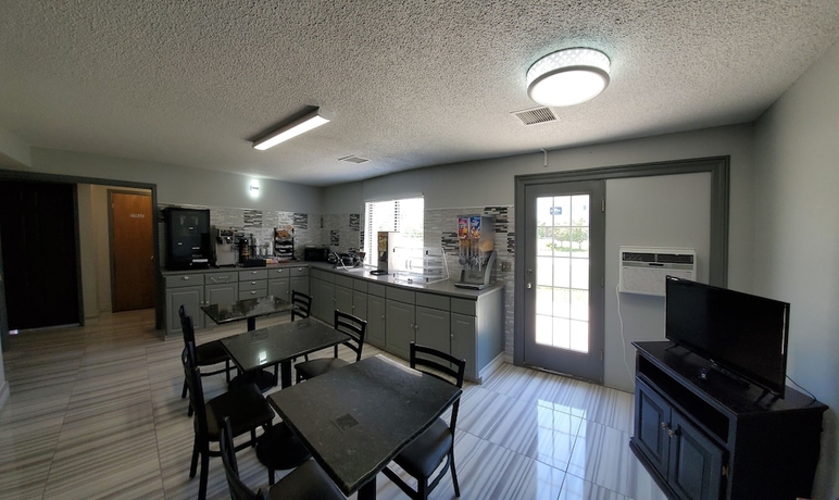 Imagen del bar/restaurante del Hotel Super 8 By Wyndham Kansas City Airport North. Foto 6