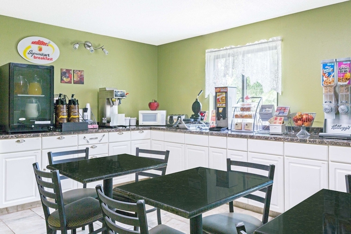 Imagen del bar/restaurante del Hotel Super 8 By Wyndham Kansas City Airport North. Foto 7