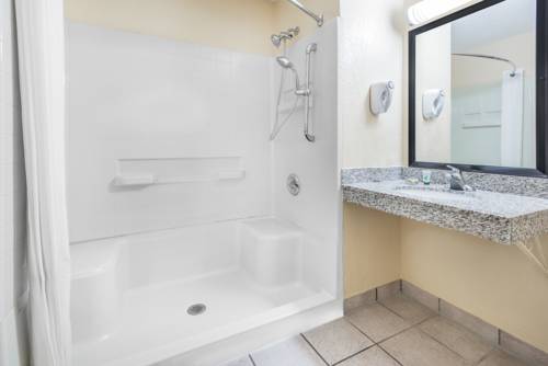 Imagen de la habitación del Hotel Super 8 By Wyndham Kansas City At Barry Road/airport. Foto 11