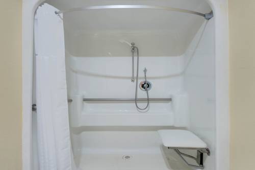 Imagen de la habitación del Hotel Super 8 By Wyndham Kansas City. Foto 2