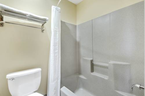 Imagen de la habitación del Hotel Super 8 By Wyndham Kansas City. Foto 3