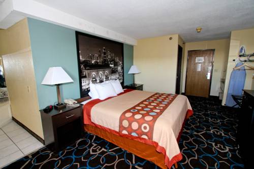 Imagen de la habitación del Hotel Super 8 By Wyndham Kansas City. Foto 4