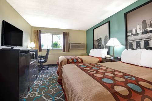 Imagen de la habitación del Hotel Super 8 By Wyndham Kansas City. Foto 9