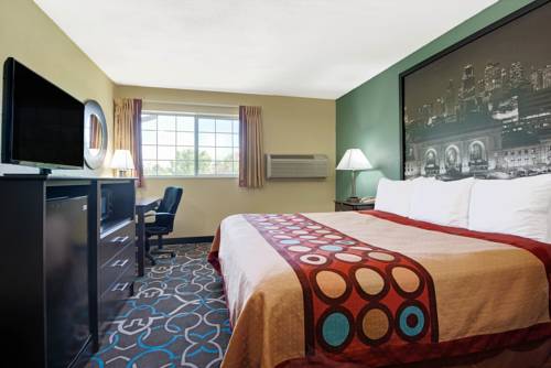 Imagen de la habitación del Hotel Super 8 By Wyndham Kansas City. Foto 10