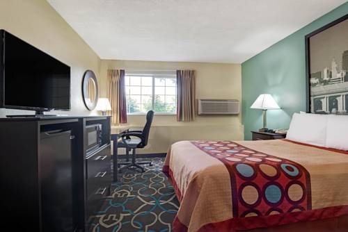 Imagen de la habitación del Hotel Super 8 By Wyndham Kansas City. Foto 11