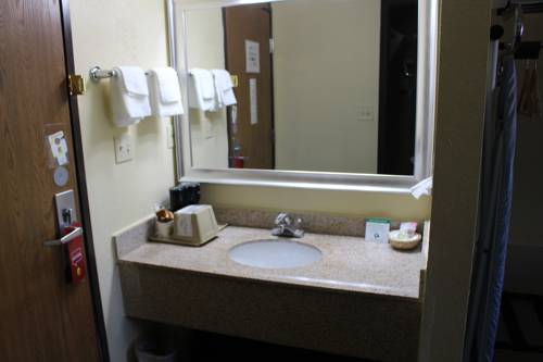 Imagen de la habitación del Hotel Super 8 By Wyndham Kansas City. Foto 14