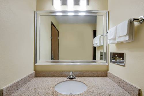 Imagen de la habitación del Hotel Super 8 By Wyndham Kansas City. Foto 15