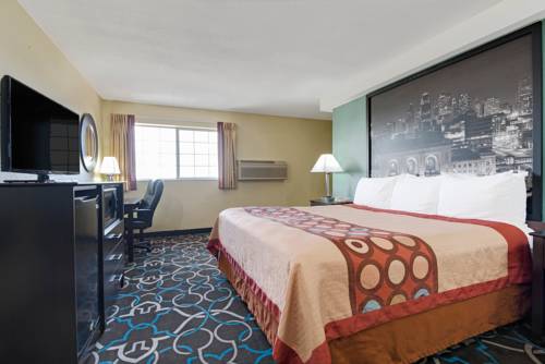 Imagen de la habitación del Hotel Super 8 By Wyndham Kansas City. Foto 16
