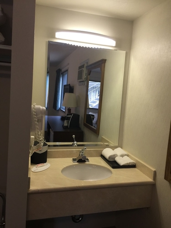 Imagen de la habitación del Hotel Super 8 By Wyndham Kelowna Bc. Foto 2