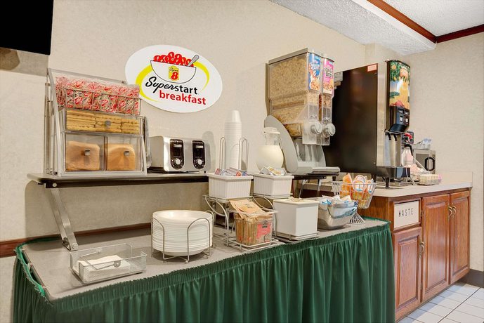 Imagen de los interiores del Hotel Super 8 By Wyndham Kenmore/buffalo/niagara Falls Area. Foto 14