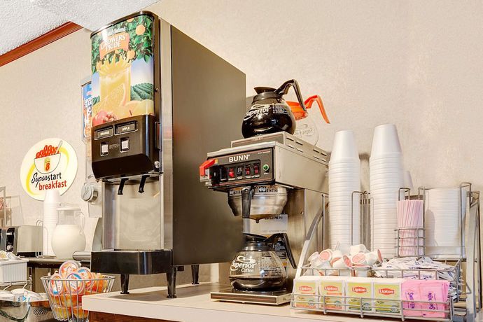 Imagen de los interiores del Hotel Super 8 By Wyndham Kenmore/buffalo/niagara Falls Area. Foto 15