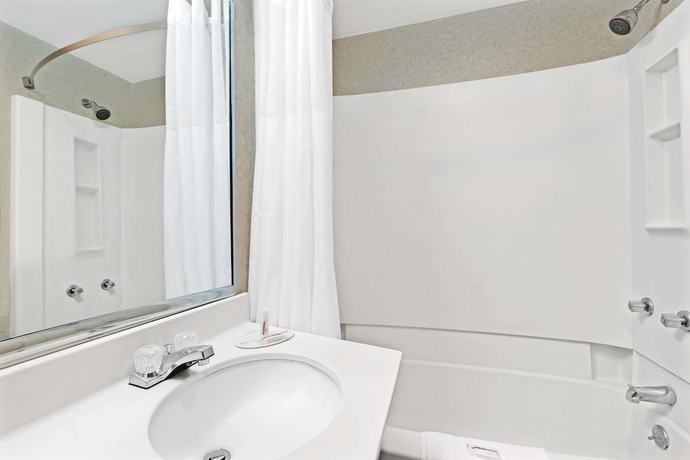 Imagen de la habitación del Hotel Super 8 By Wyndham Kenmore/buffalo/niagara Falls Area. Foto 12