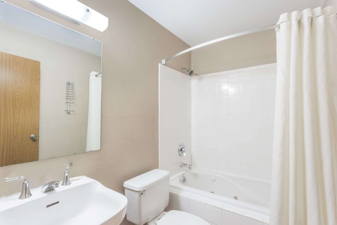 Imagen de la habitación del Hotel Super 8 By Wyndham Kenosha/pleasant Prairie. Foto 7