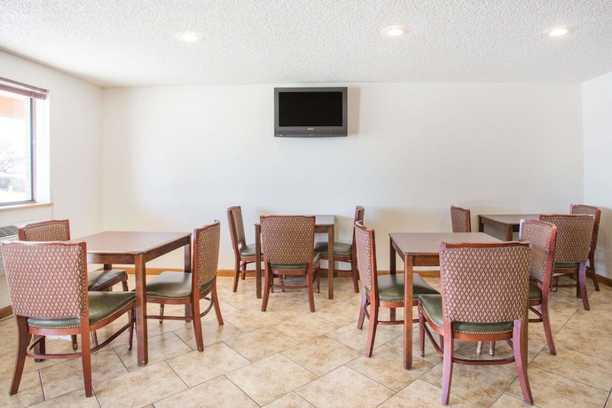 Imagen del bar/restaurante del Hotel Super 8 By Wyndham Kingman. Foto 8