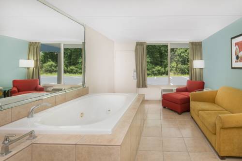 Imagen de la habitación del Hotel Super 8 By Wyndham Kingsland I-95/naval Base Area. Foto 6