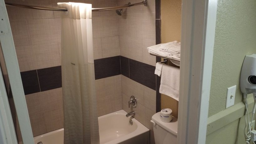 Imagen de la habitación del Hotel Super 8 By Wyndham Kingsville. Foto 9