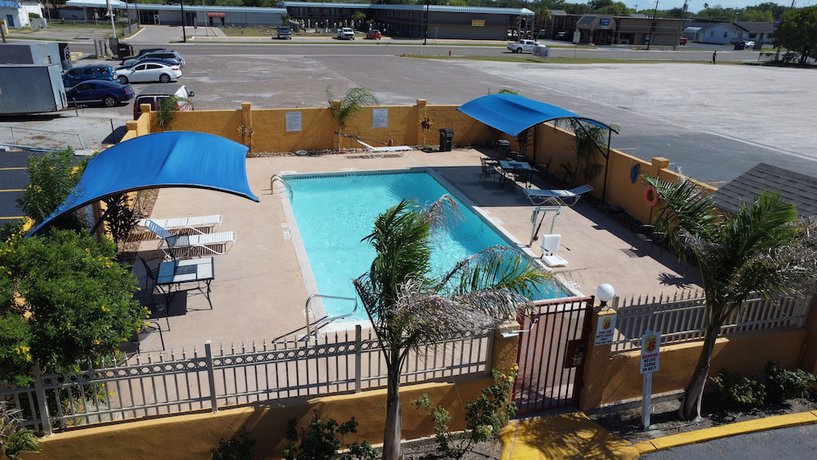 Imagen de la piscina del Hotel Super 8 By Wyndham Kingsville. Foto 20