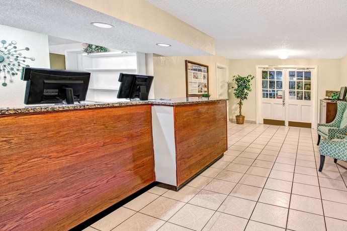 Imagen de los interiores del Hotel Super 8 By Wyndham Kissimmee. Foto 17