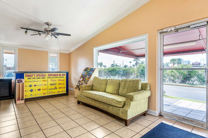 Imagen de los interiores del Hotel Super 8 By Wyndham Kissimmee/orlando. Foto 15