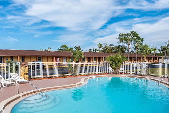 Imagen de la piscina del Hotel Super 8 By Wyndham Kissimmee/orlando. Foto 18